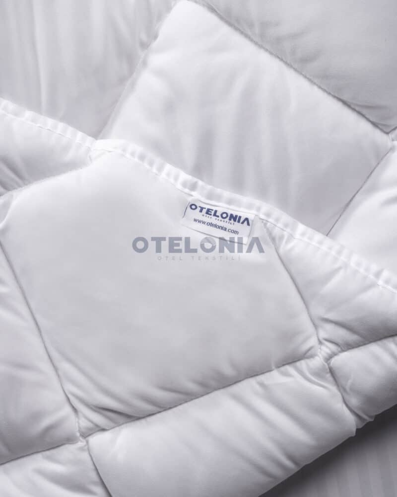 yorgan otelonia 2 800x1000 - Otel Yorganı, Micro-Touch Uyku Seti - Çift Kişilik 3 Parça